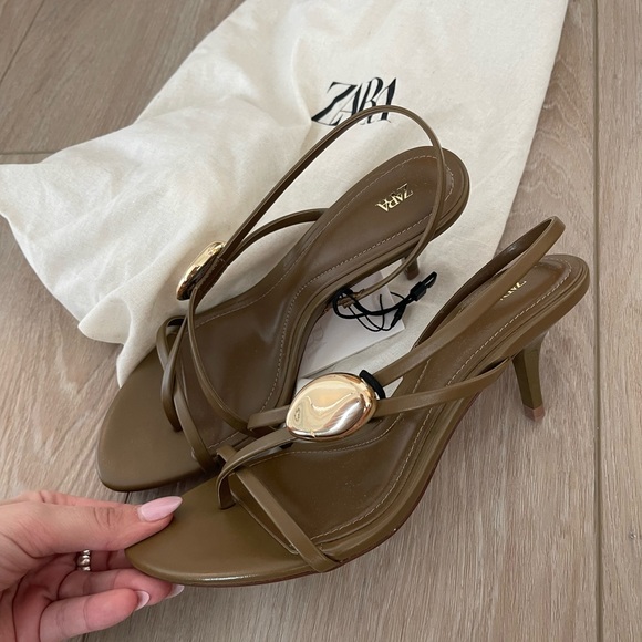 Zara Women's Olive Sandals with Gold Accent - Picture 3 of 7
